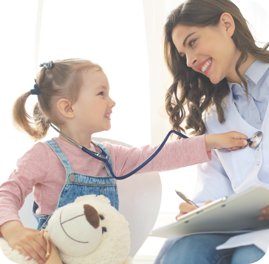 Petite fille avec stéthoscope écoutant le cœur de la jeune femme médecin