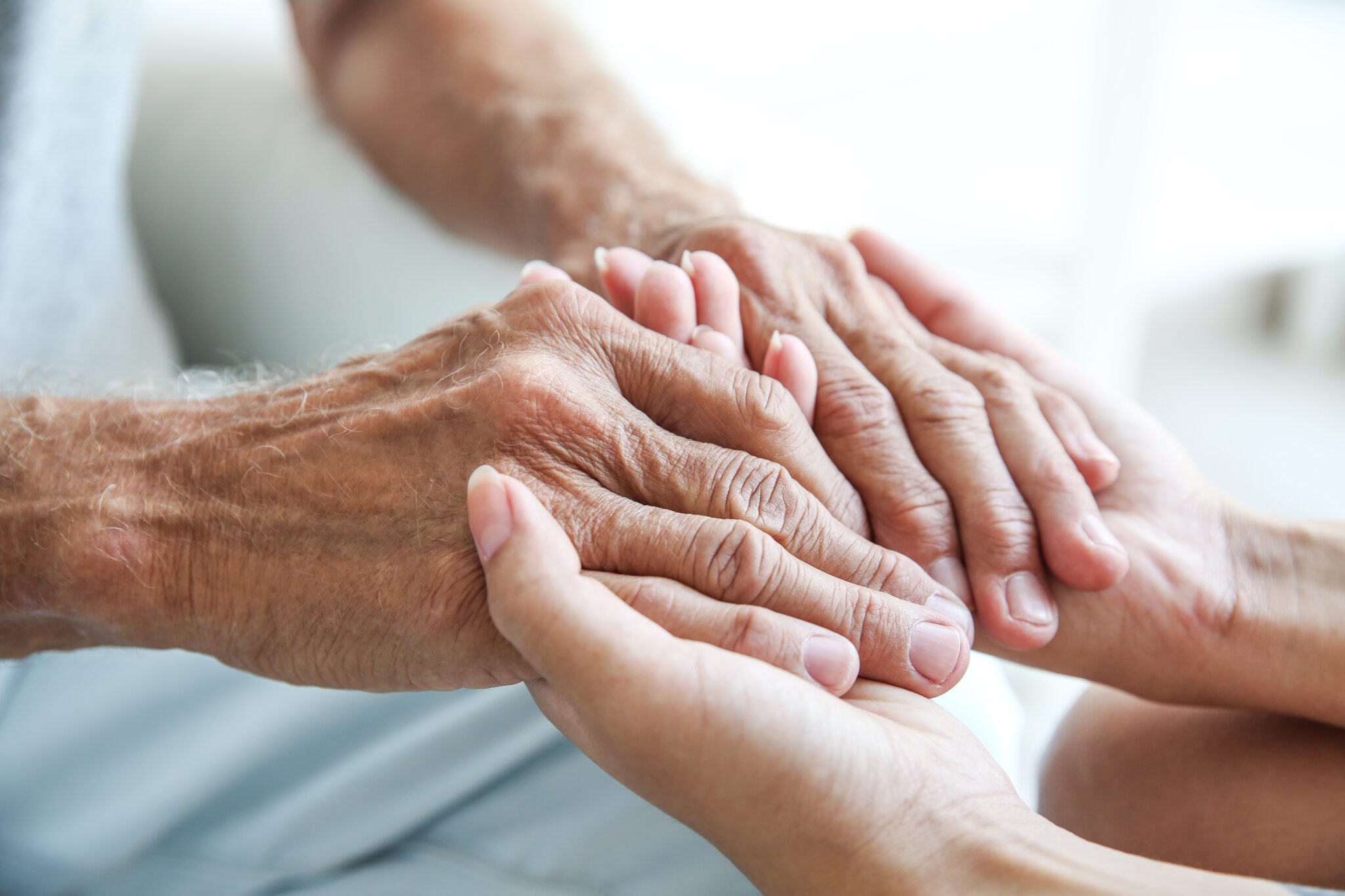 Mains jeune femme dans les mains d'un homme âgé