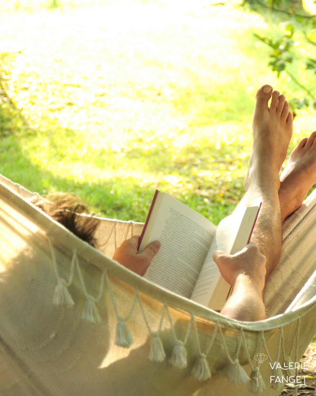 Personne se reposant dans un hamac en lisant un livre