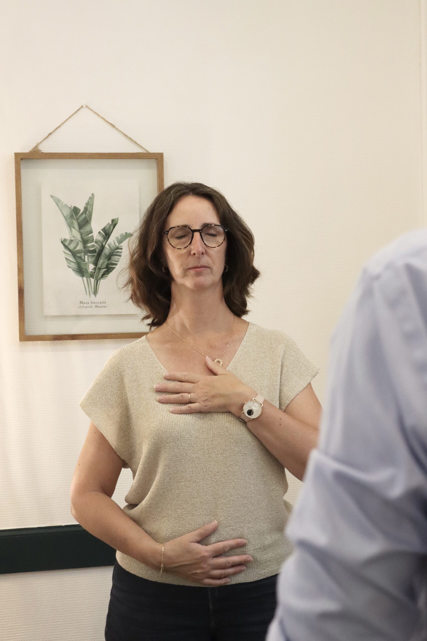 Valérie FAnget pratiquant une technique de respiration pour se calmer